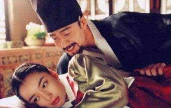 1418年，朝鲜不小心把有身孕的美女黄氏进贡给了朱棣。朱棣和其同房后发现她不是处