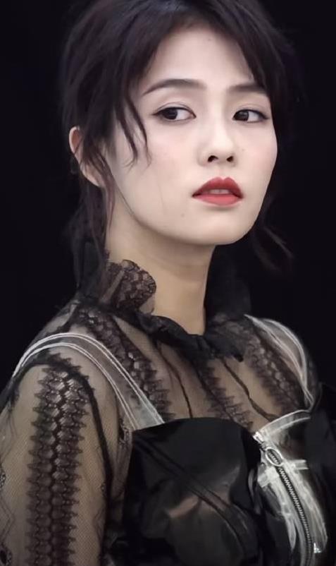 白鹿出道不久的无滤镜生图，和现在变化大吗