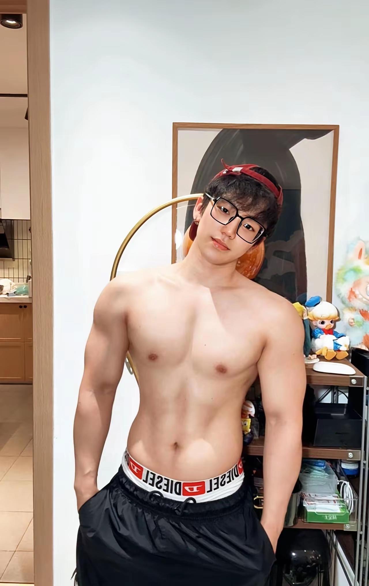 记录我的2026你是否注意到，健身房里坚持超过两年的男生，眼神和气质都很不一样？