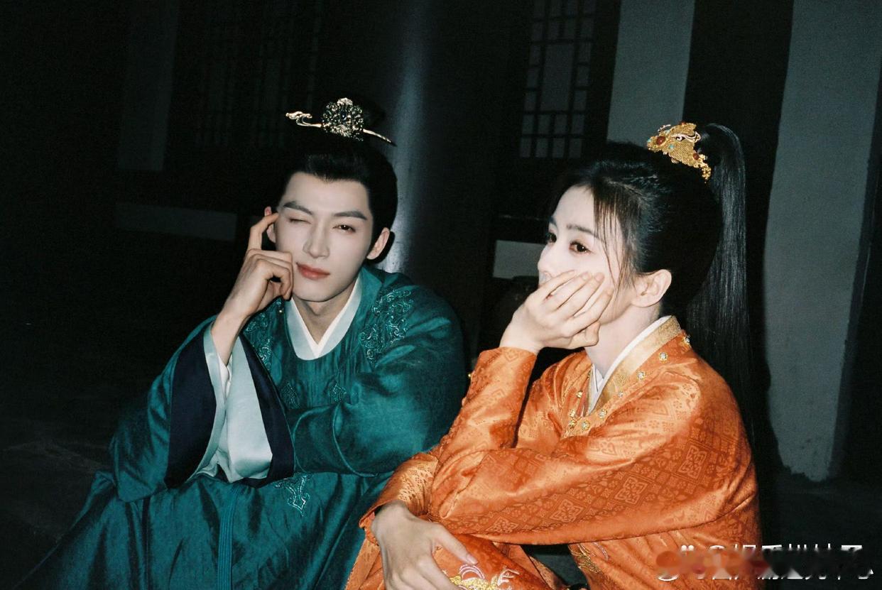 1.李小冉现在是贾乃亮公司的艺人。2.任嘉伦现在把一半事业放在篮球上了，合作了很