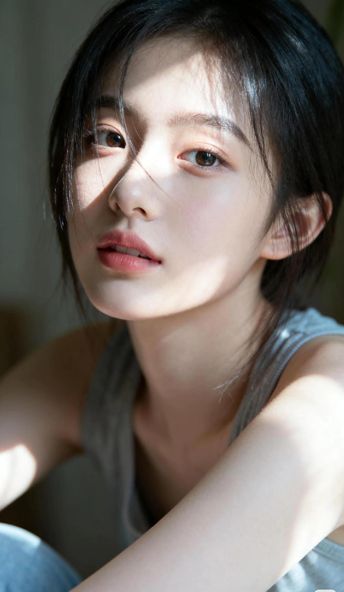 光之影阳光洒落，少女侧颜美如画