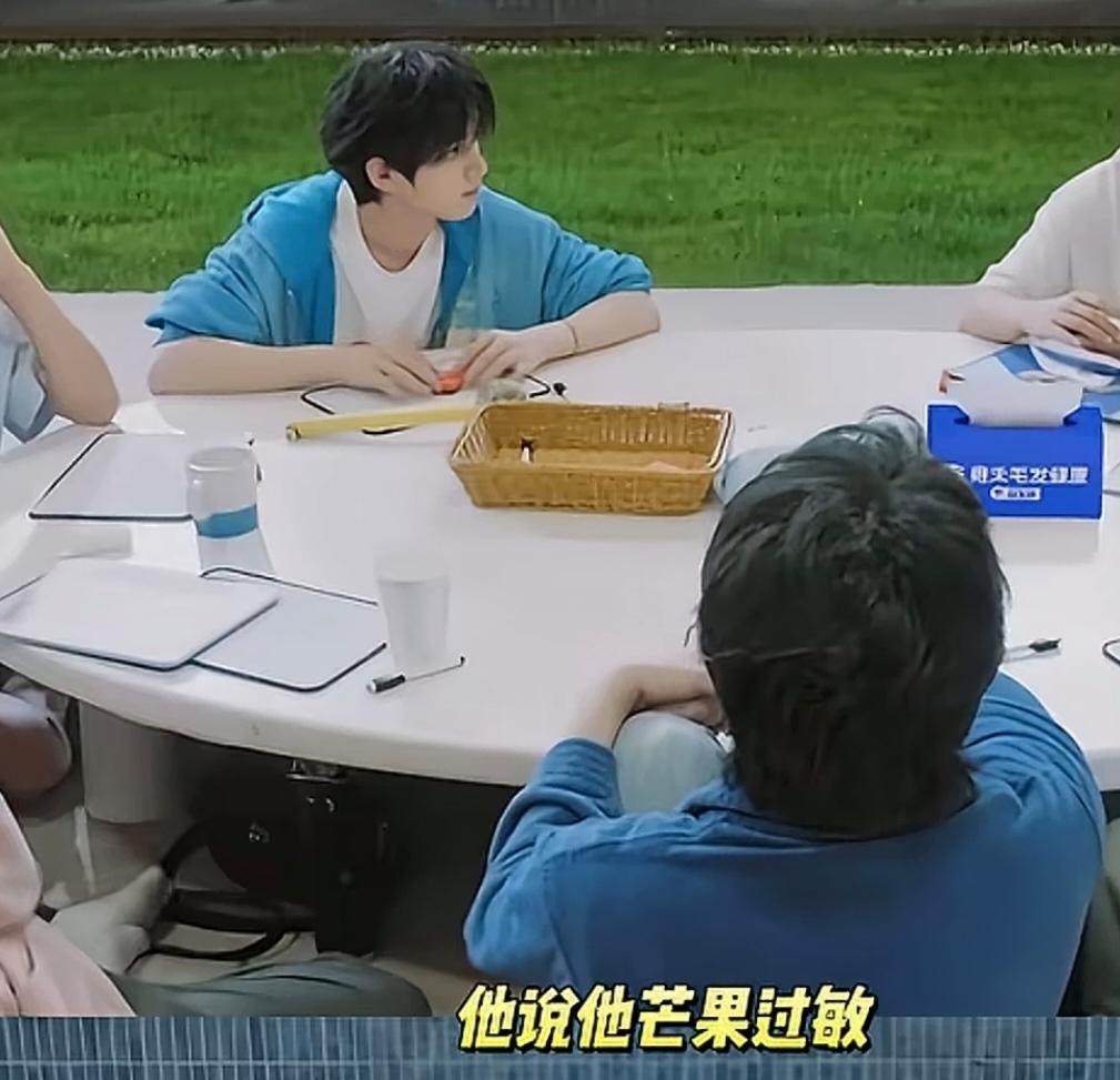 杨迪吐槽自己一位朋友，说：“我有个朋友，他说他芒果过敏，我说你吃过芒果吗，他说没