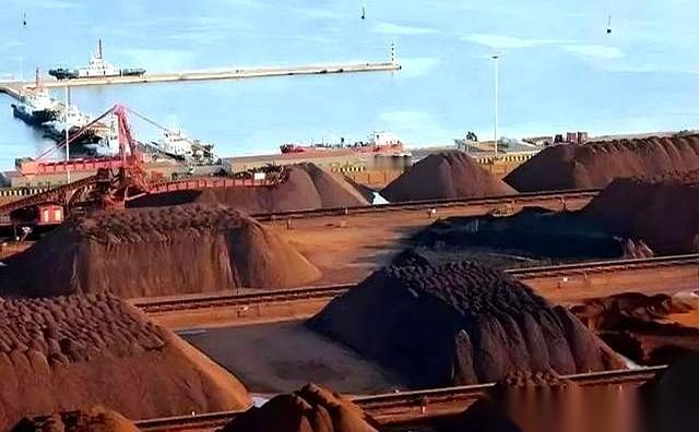 稀土这事儿，放开了。对，你没听错，不卡脖子了，敞开了卖。网上瞬间就炸了，一群