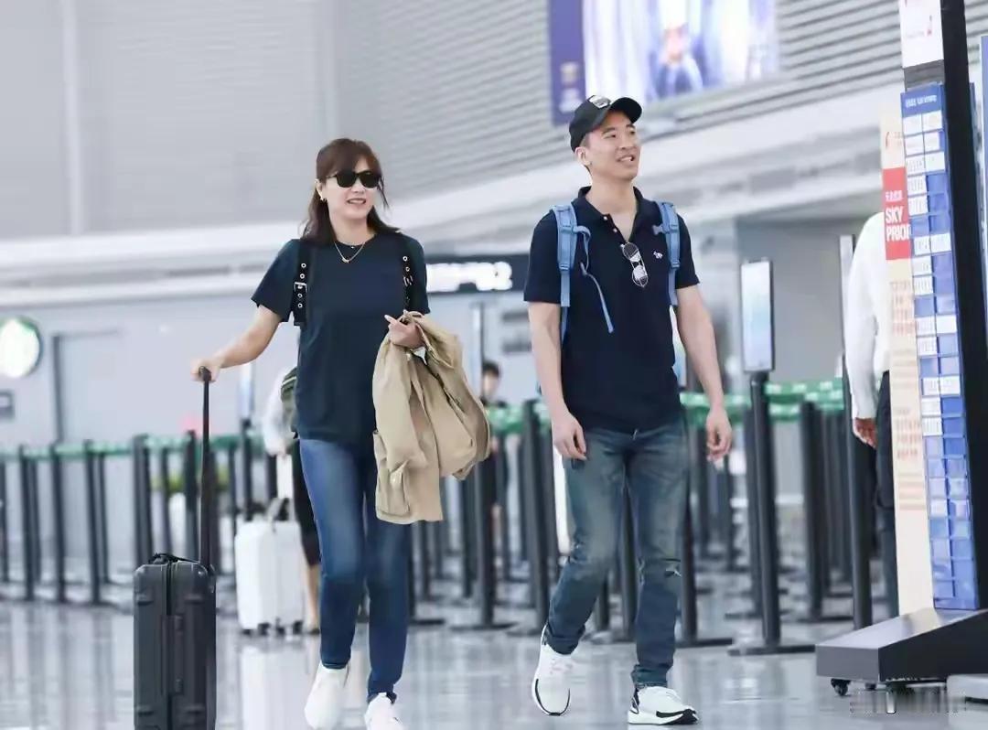 徐静蕾，向来以“风流才女”形象示人。自19岁起，她身边男人不断，感情世界精彩纷呈