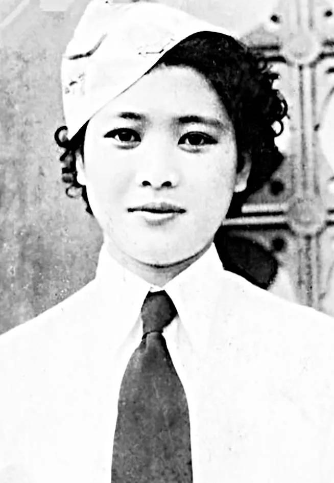 1938年一个深夜，国民党师长范绍增用枪顶着一个女人的头说：“马上离婚嫁给我！”