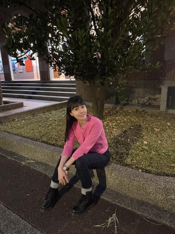 民进党前立委高嘉瑜今（22日）在脸书发文表示，今天晚上我一个人坐在台大校园里，本