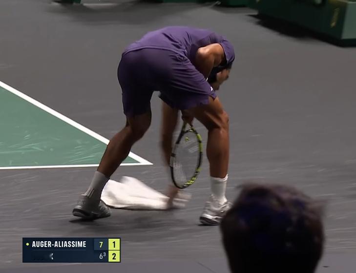 阿利亚西姆清理布勃利克砸拍产生的碎屑布勃利克偷偷🫶网球talking