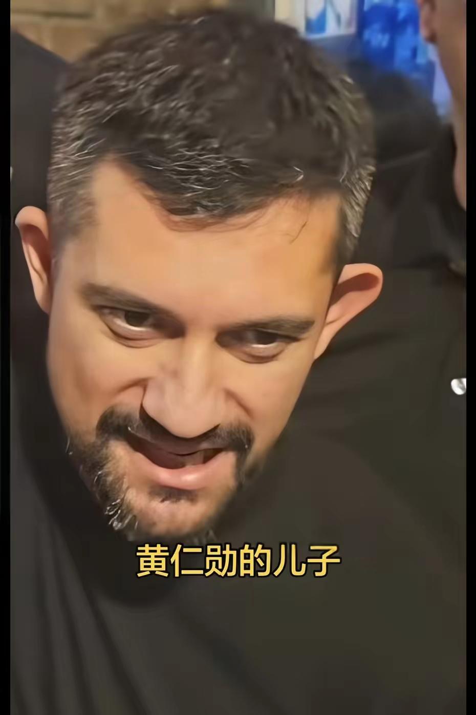 黄仁勋真是个传奇人物，30岁创立英伟达，把它从不知名小公司做成芯片帝国，个人身价