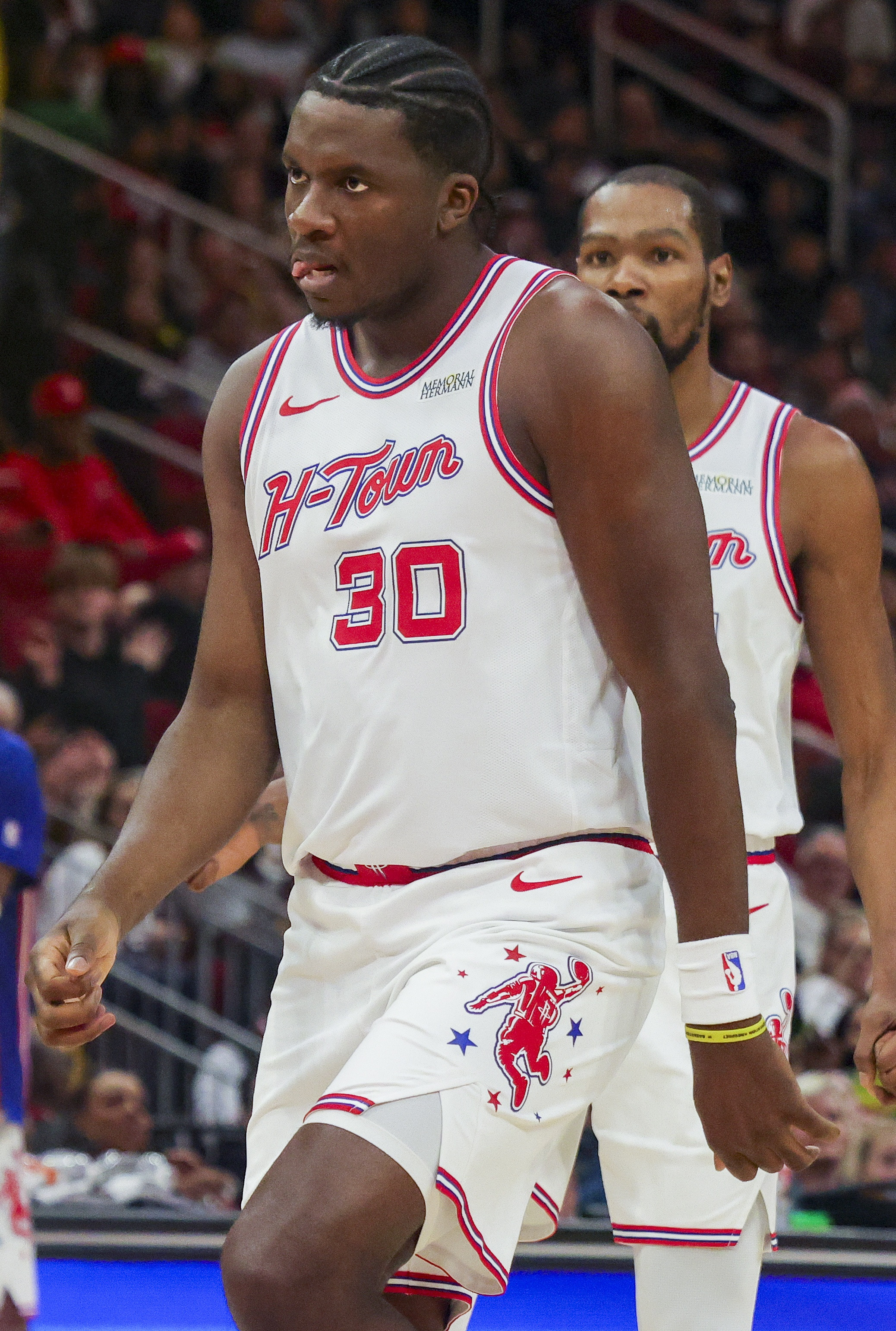 火箭队今天结束了他们的常规赛所有比赛，战胜灰熊队之后，火箭队的战绩是52胜30负