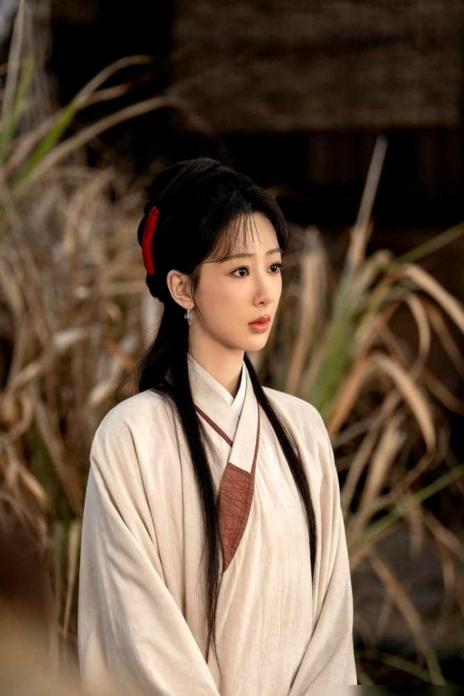 导演圈里流传一句话：杨紫的脸，大银幕“吃”的就是那股劲儿。有整形医生拿着尺子