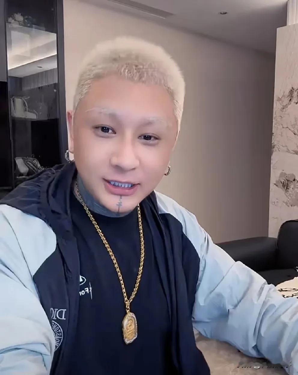 小胖说方丈不是宠物，跟谁玩都能全身而退，都挣到钱了，那叫战略！