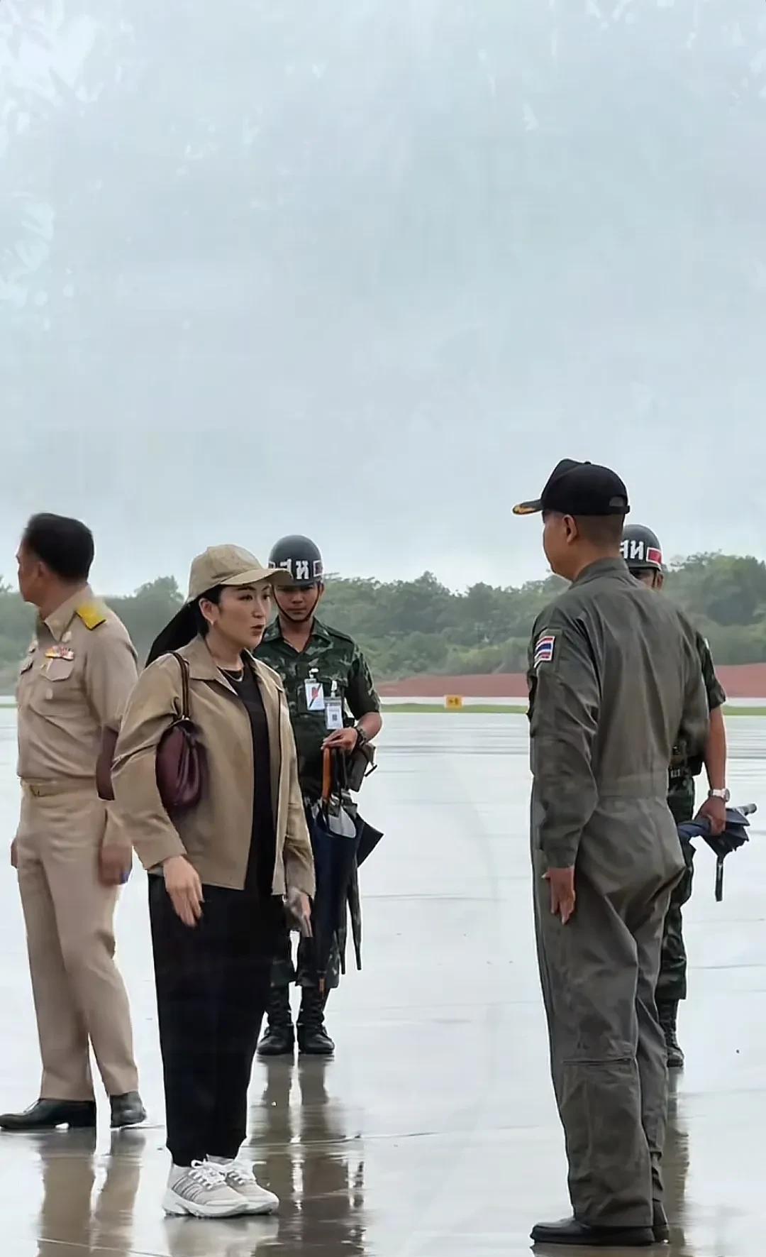 泰国的底层军人应该会喜欢佩通坦这个总理吧？虽然是女的，到柬泰边境视察，慰问官兵