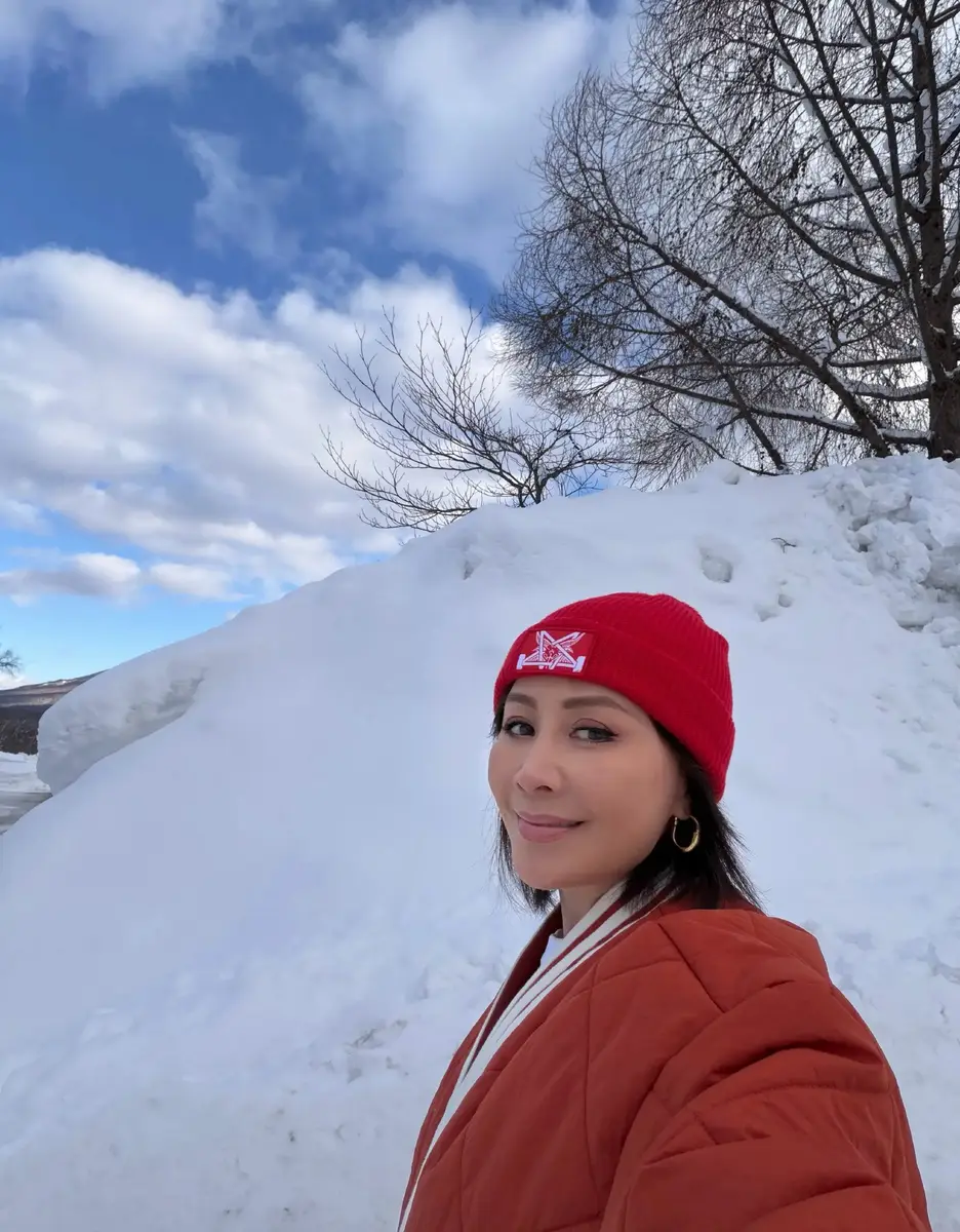 刘嘉玲晒与梁朝伟滑雪合照庆祝新年：祝大家马年健康平安
