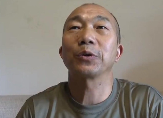 近日，重庆一名女子婚后一直跟着丈夫一起干活，帮他打下手，两人主要靠给别人安装家具
