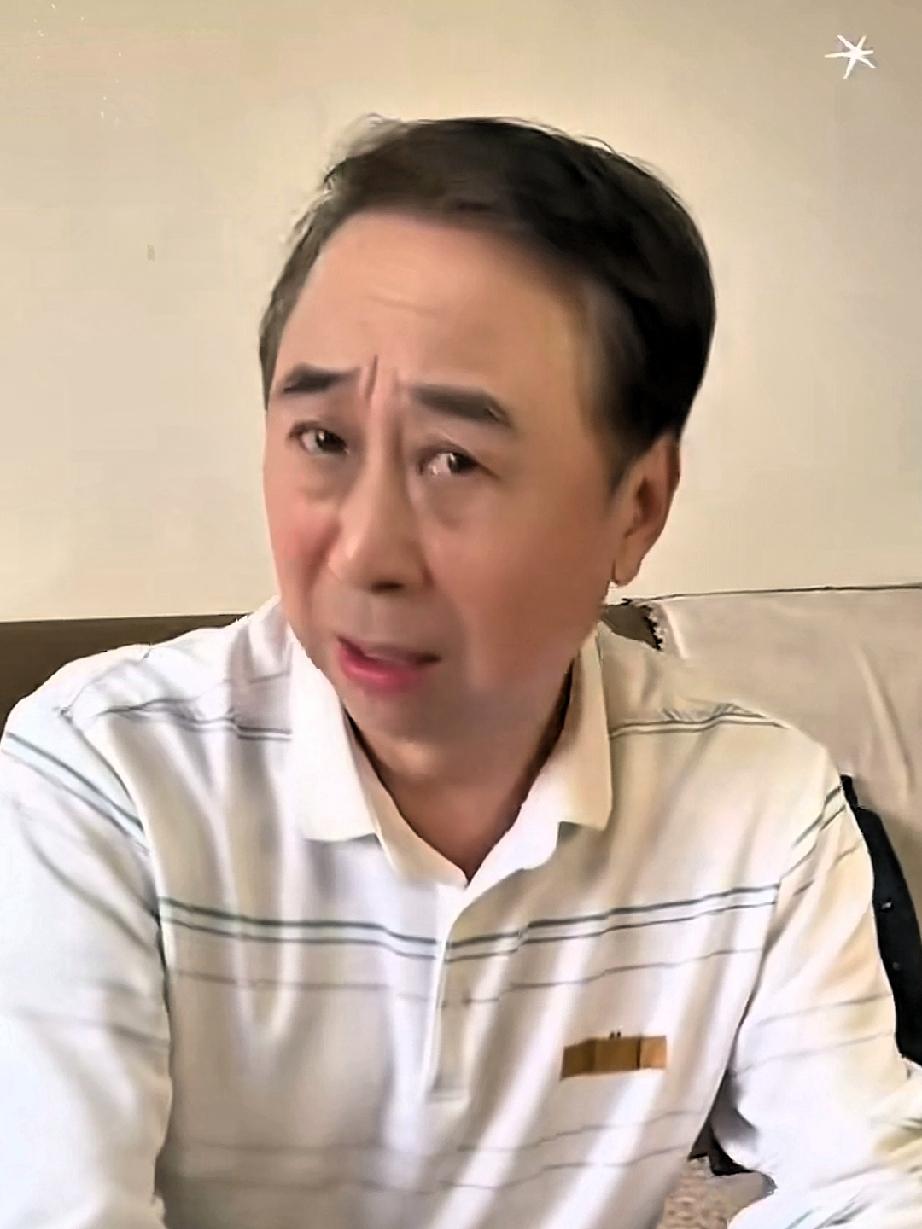 这个段子是冯巩一个人表演，画外音是他的女儿，内容如下:女儿:爸，咱们俩有一个共