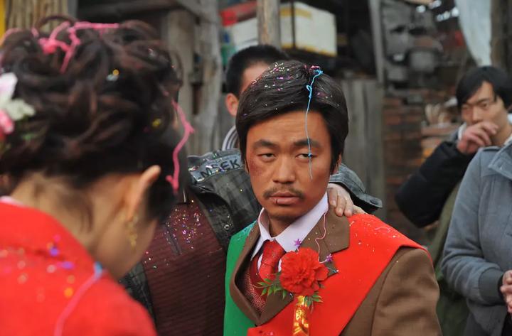 从大城市回乡结婚的年轻人，他们却付不起老家高昂的彩礼。在老家，二十万彩礼是起步