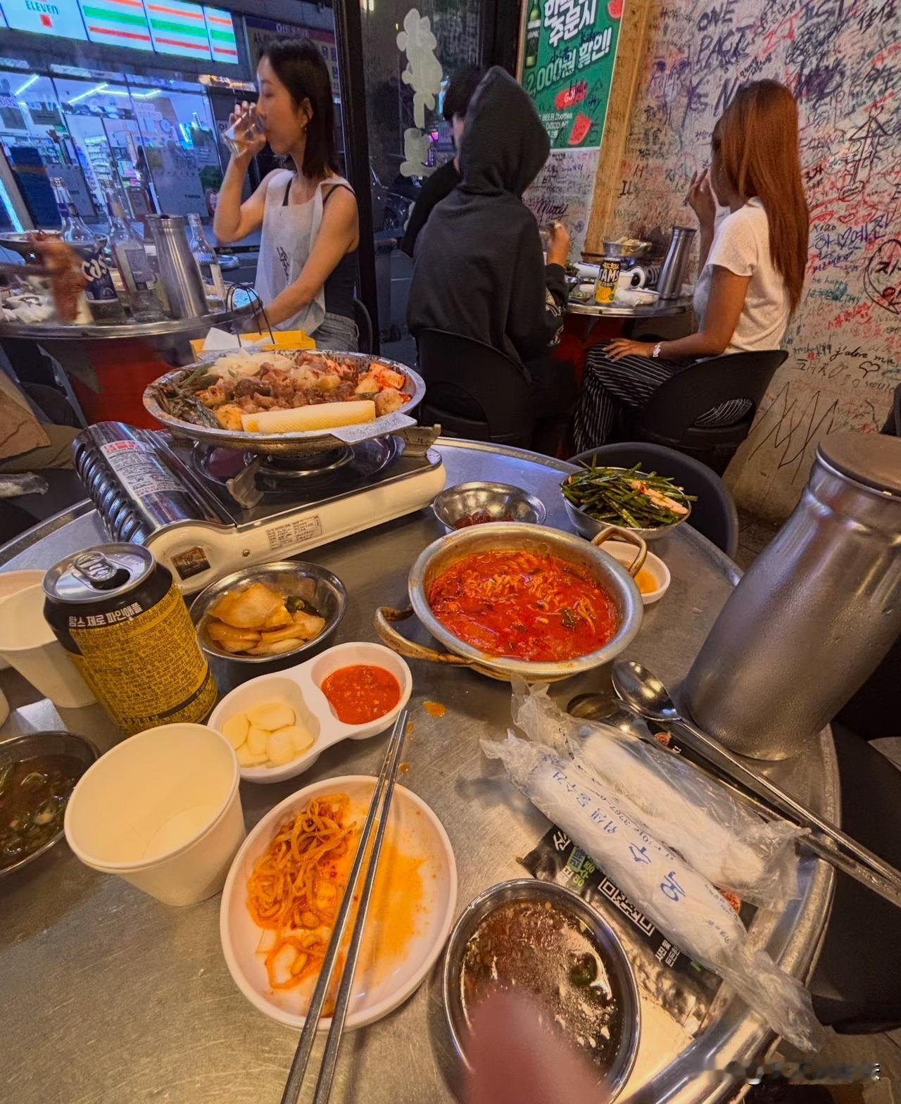 我们都发现了，她身边坐了一圈中国人！就那个喝水的女孩可能都没发现后面就是lis