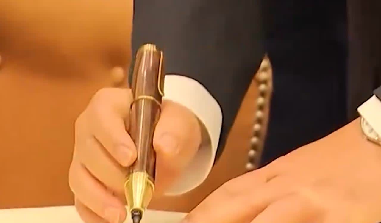 川普看上了李在明的签字笔，还不忘吐槽一下，他很不喜欢白宫的圆珠笔。李在明