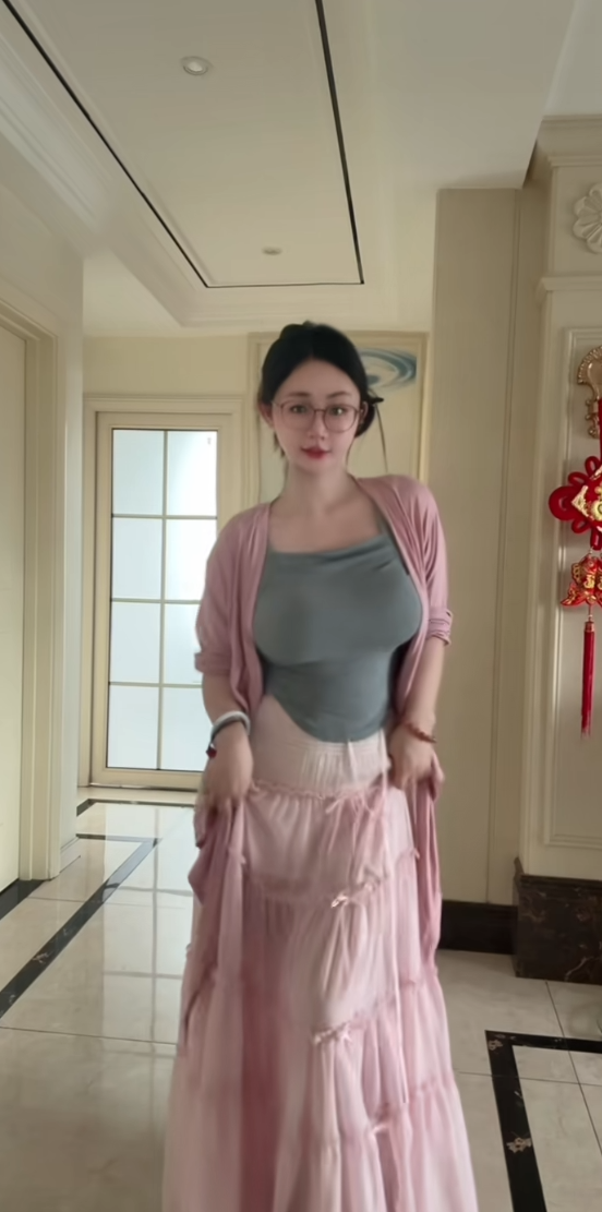 这谁受得了，她还戴眼镜