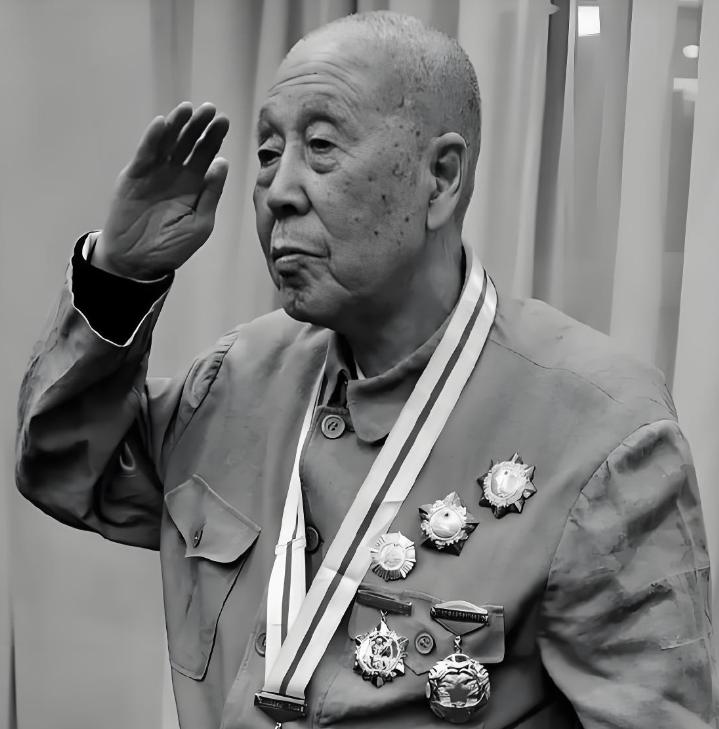 1943年，八路军营长张中如左胸被子弹打穿，动了7次手术伤口反而越烂越深，上级咬