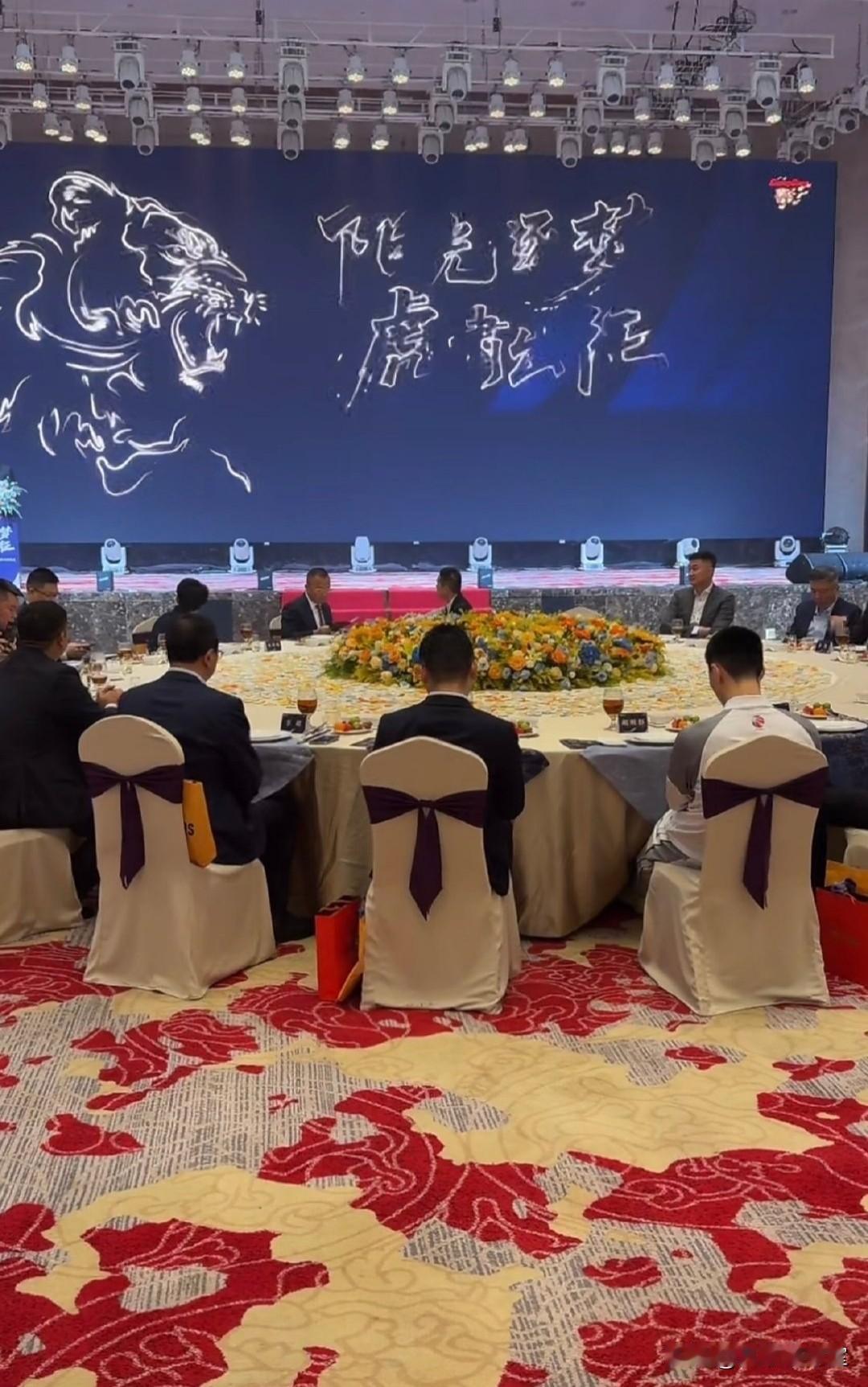 广东队这是给足面子、给足尊重给队长胡明轩，球队出征仪式后的晚餐上，俱乐部直接安排