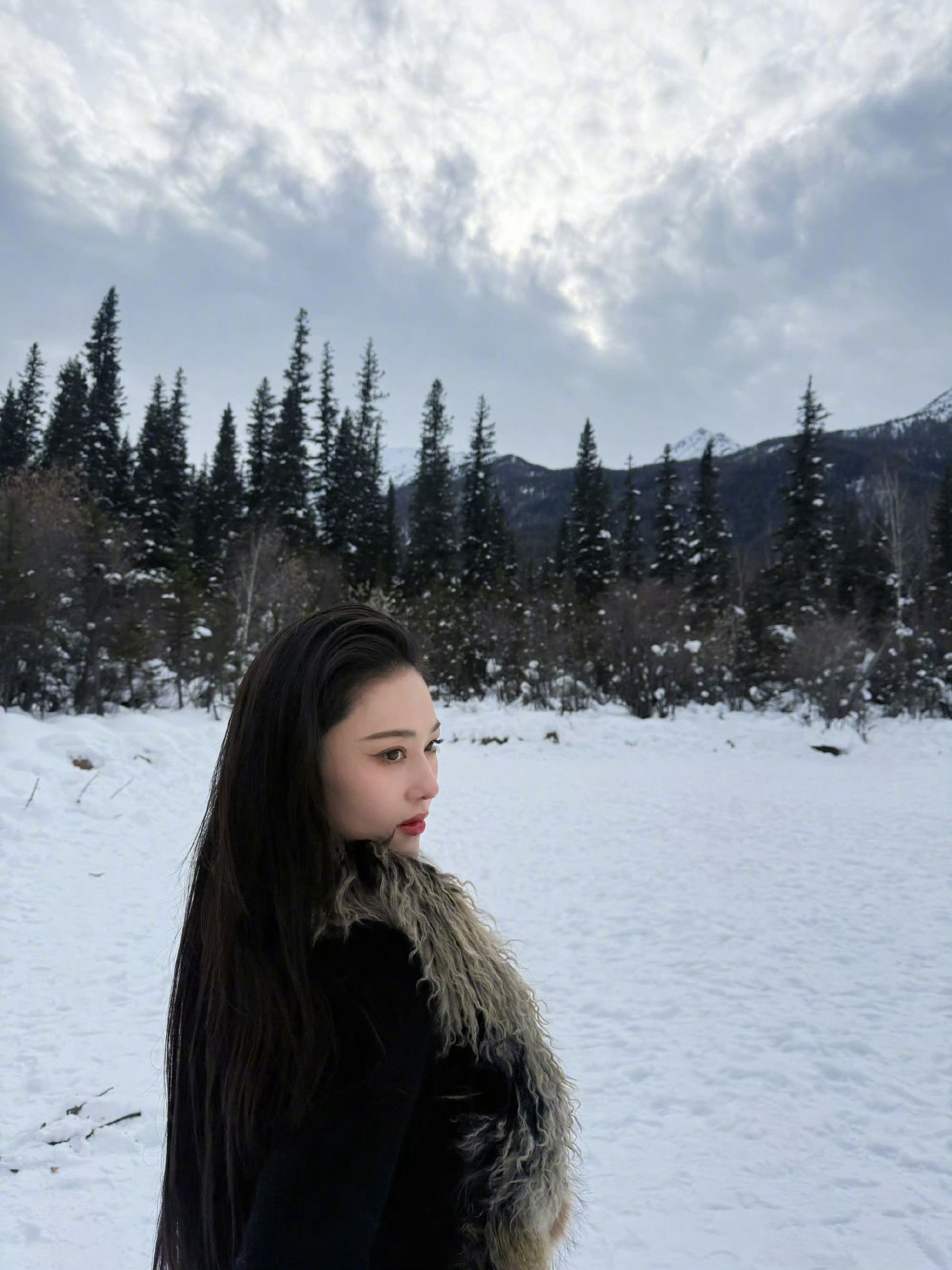 张馨予美的一发不可收拾，看照片就感觉超冷！姐姐穿多点儿～