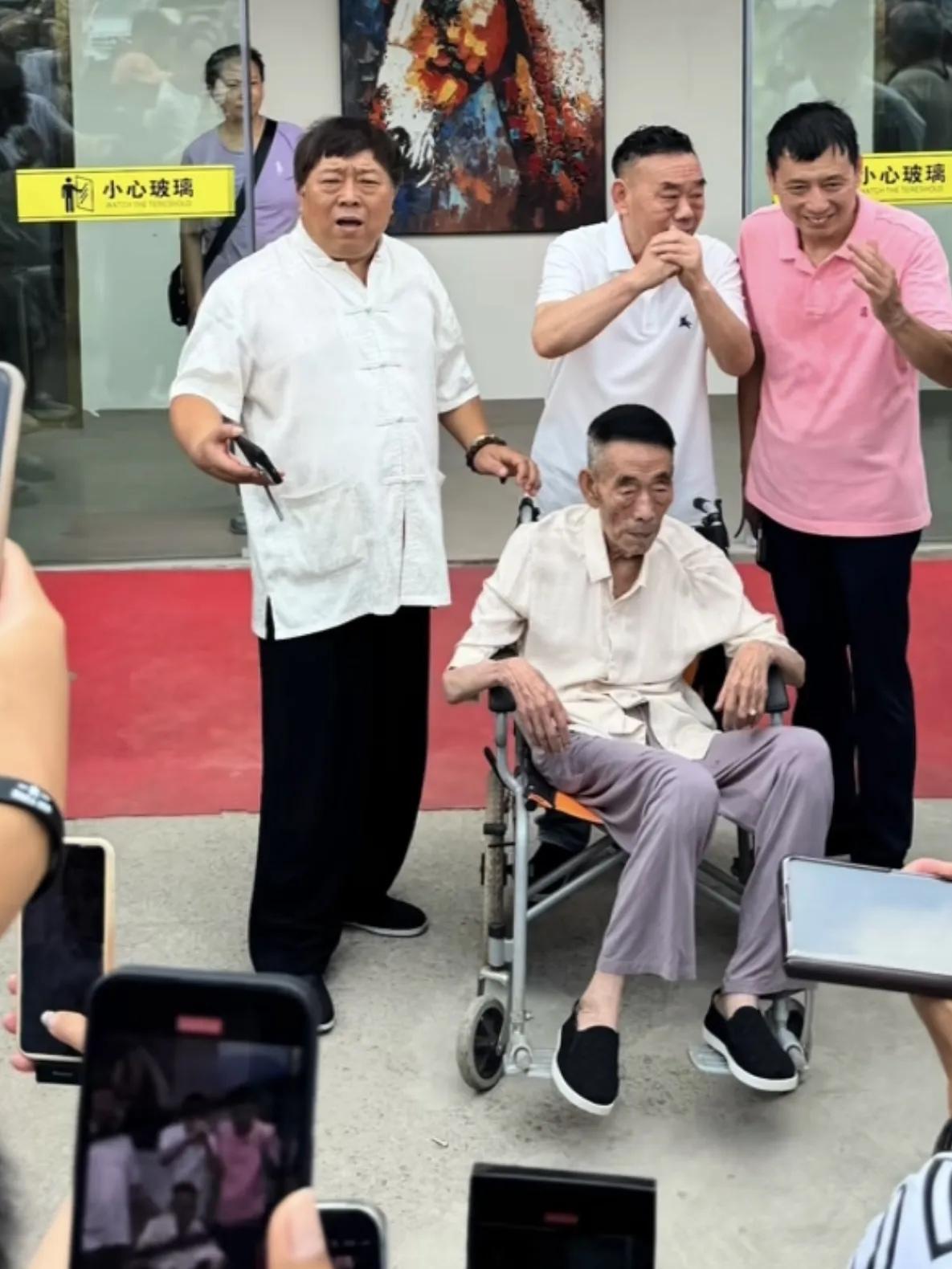 94岁高龄的杨少华老先生人生的最后时光还在为儿子站台，这样的场景如果不是大家亲眼