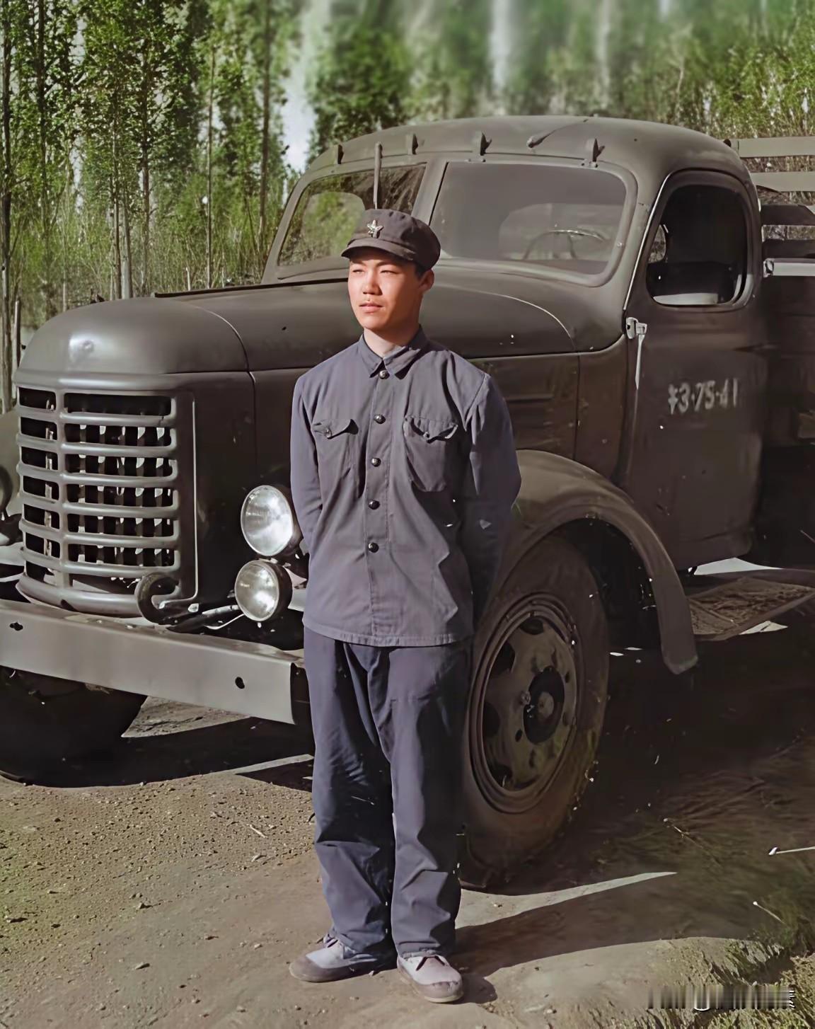 二十多岁的万科总裁王石，曾经还是帅气的解放军战士，据说准备提干的，如果当年没