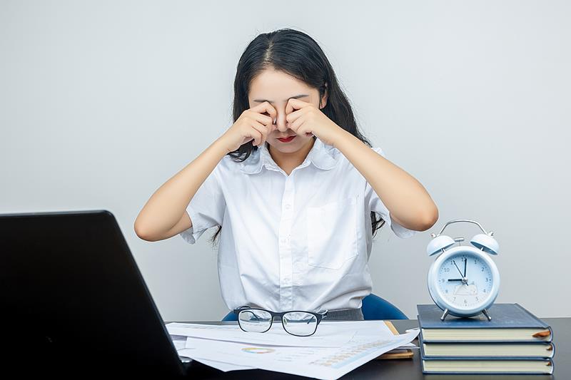 眼前飘“黑点”怎么办? 有这些症状请就医