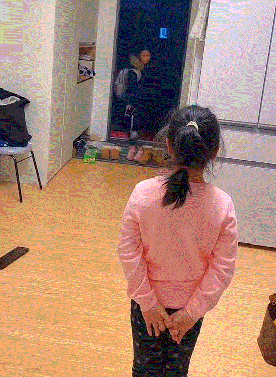 心酸！山东威海，一对姐妹在父母离婚后半年没有见面了，不料这天姐姐回家时，突然看到