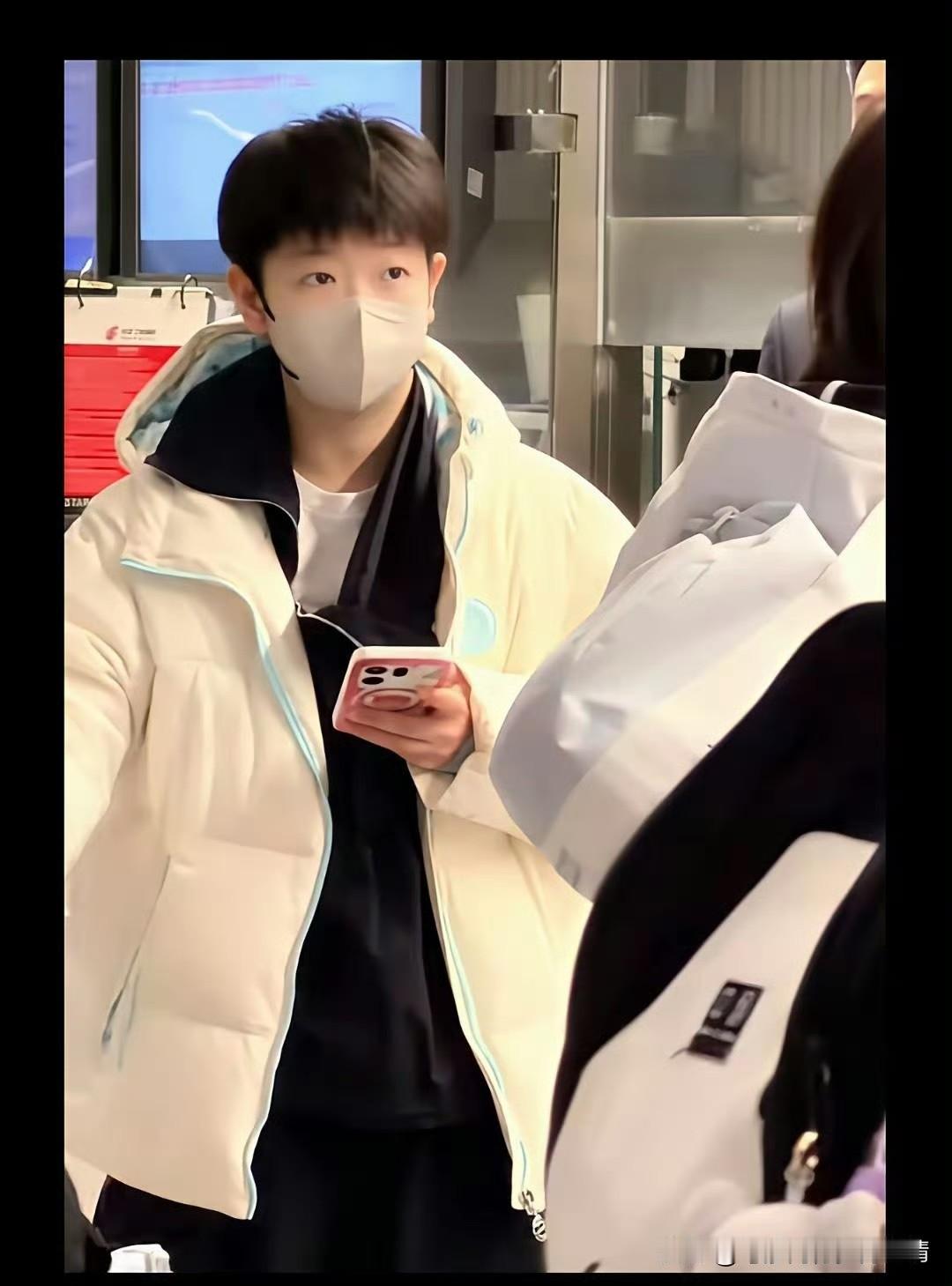 见过孙颖莎本人的人，都会被她的真实颜值惊艳到。镜头里的莎莎已经足够亮眼，但现实中