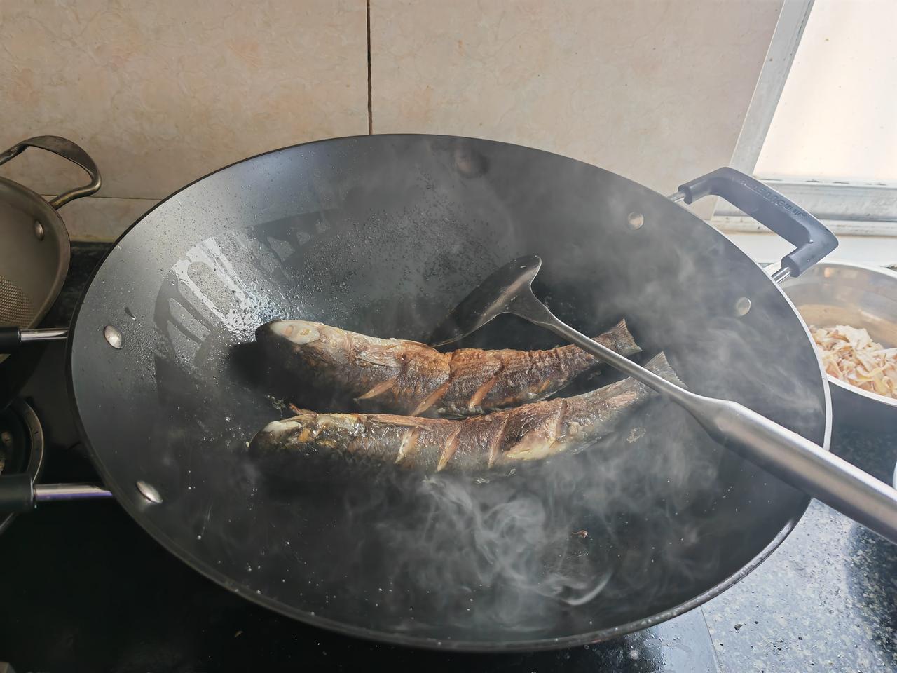 我们是人，强者活在事情里，弱者活在情事里。人，看似只是两笔，实则就是两笔，生一