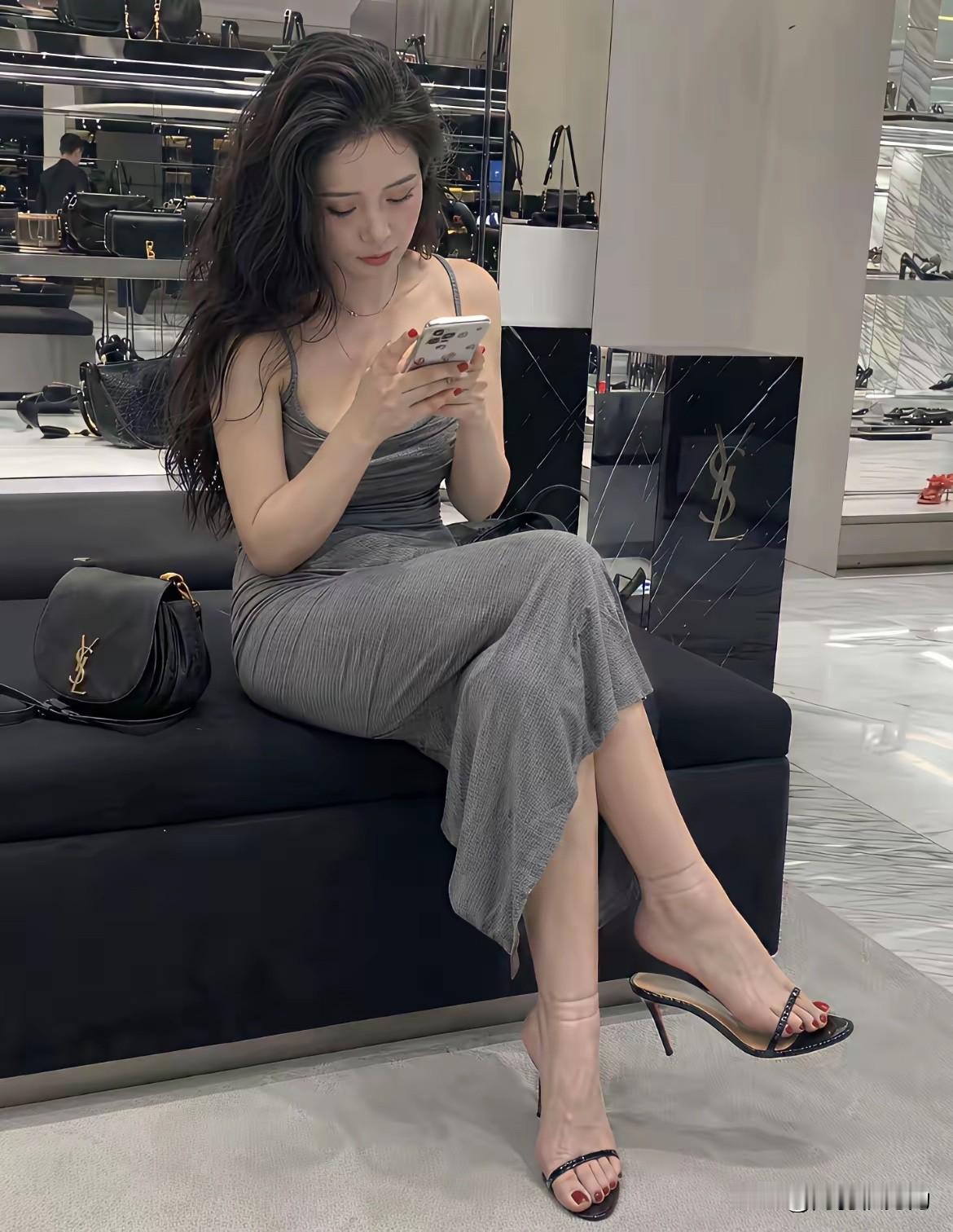 看来只有周末放松的时候才这么穿，平常应该穿袜子，痕迹太明显了