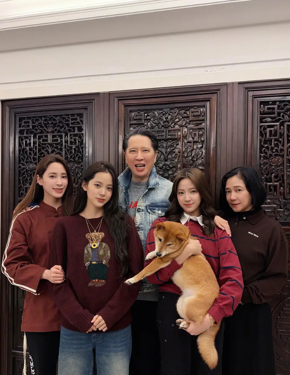 欧阳娜娜晒新春全家福温馨有爱！姐妹仨同框出镜好养眼