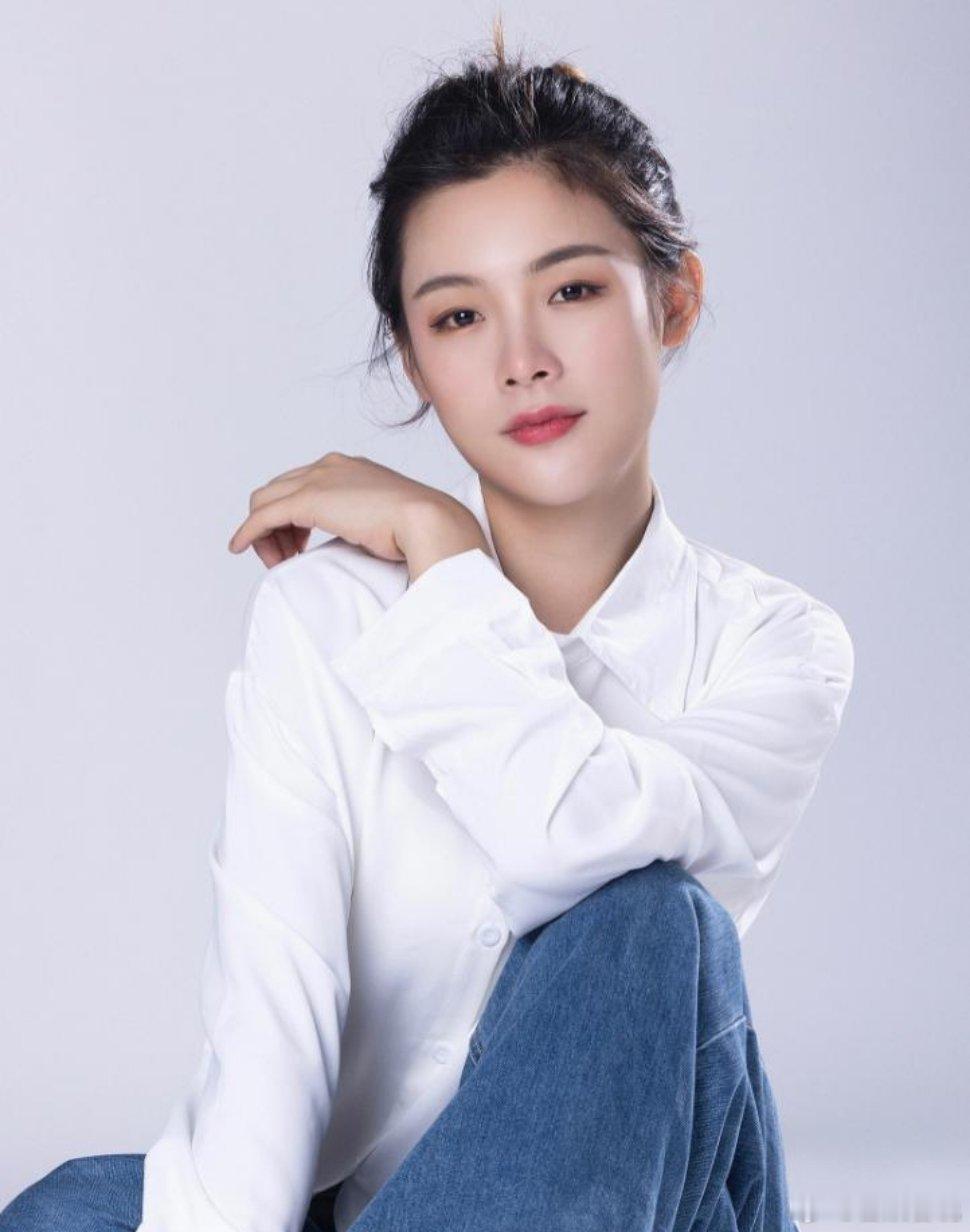 吴京这哥们实在是太聪明了，眼看着《镖人》还没上映，口碑就持续下滑，而且女主更是塌