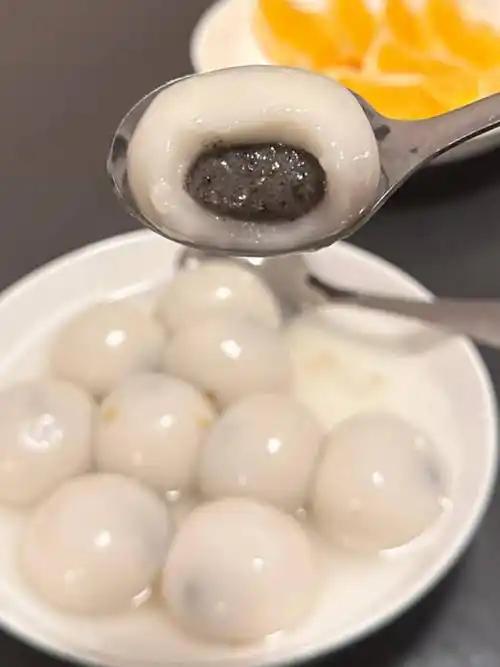 汤圆和元宵区别还挺多的。制作工艺上，汤圆是包出来的，像包饺子一样把馅料包进糯米粉