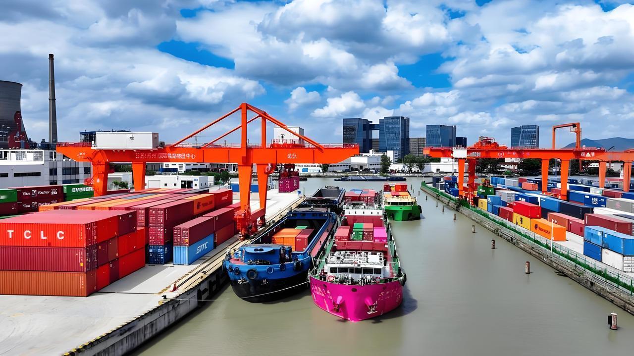 中国内河航运现在到底有多强？这么说吧，那些总说要“赶超中国”的越南，海港最大能停