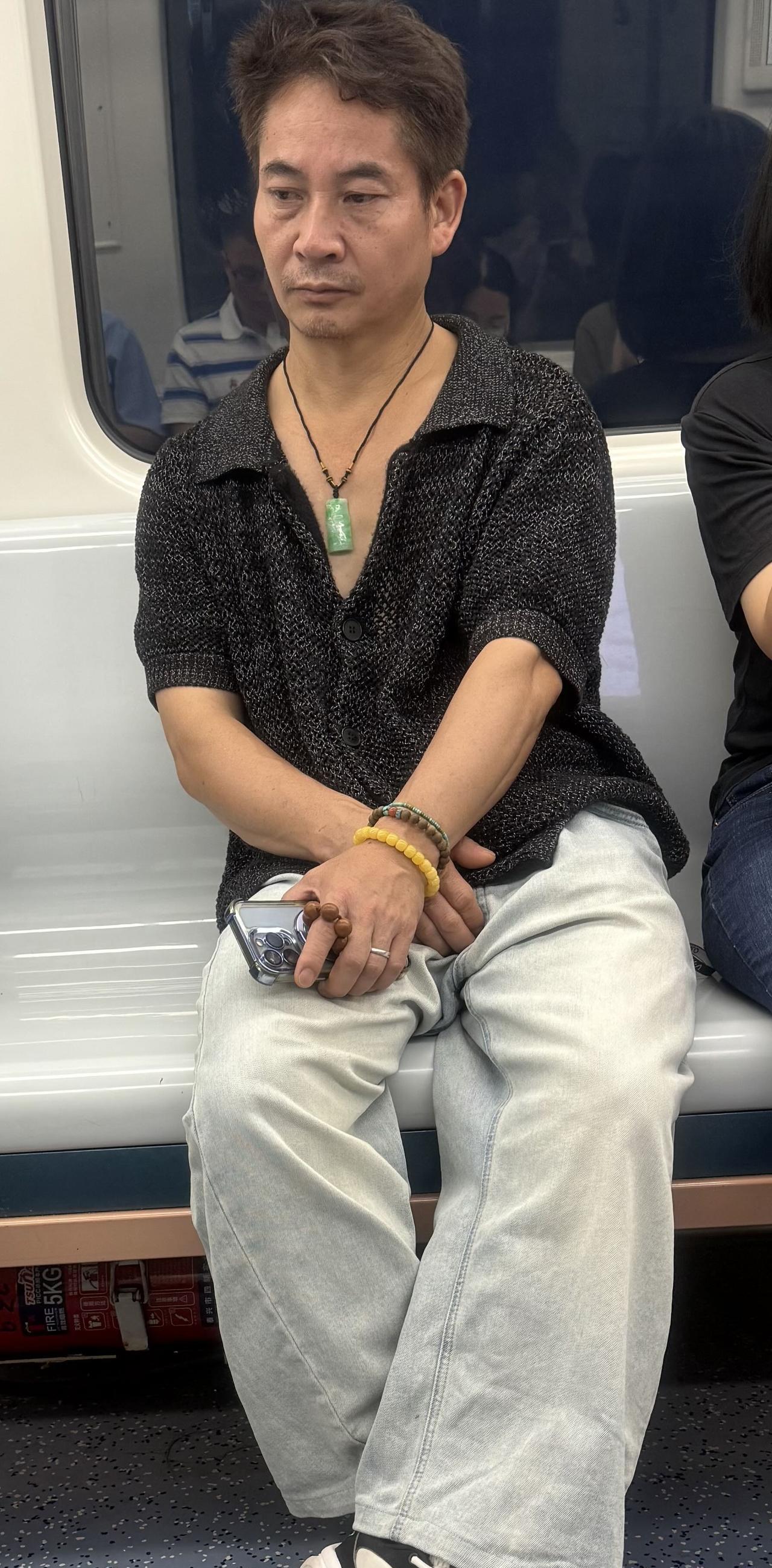 地铁万象汇19大哥，毕竟30以上的高温，穿个毛衣，是什么时尚？