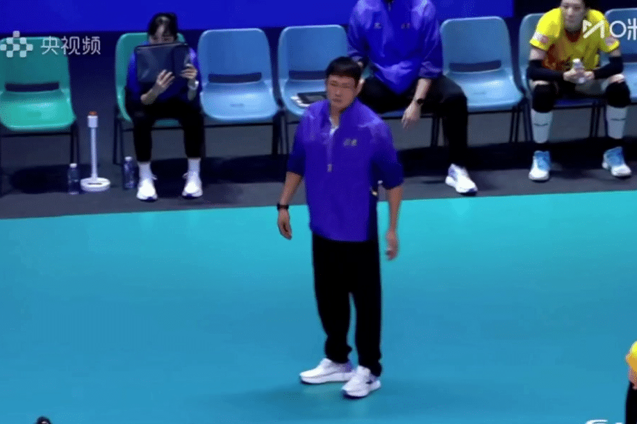 大家都不看好福建女排，可偏偏人家就自己不信邪，拿下赛点的那一刻，全队都哭了[流泪