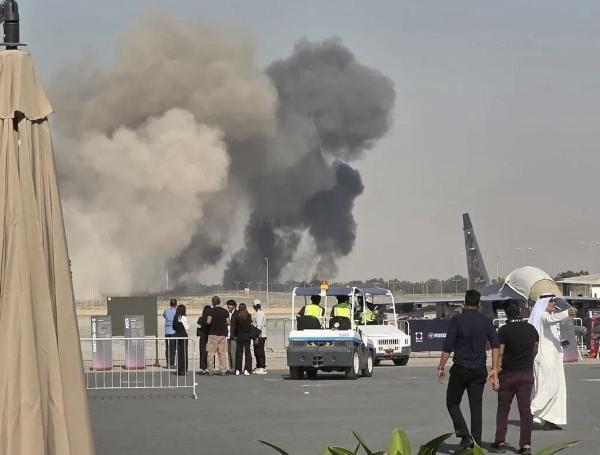 印度主持人“甲亢姐”又开始整活啦！光辉战斗机在迪拜航展上坠毁，甲亢姐不检讨自家国