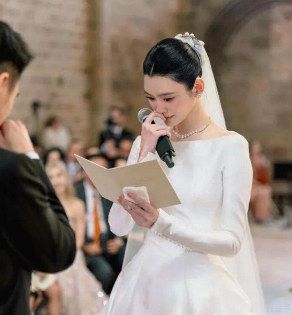 奚梦瑶晒照感谢婆婆压箱底传家宝，奚梦瑶戴婆婆珍珠项链，豪门婆媳关系终于藏不住了