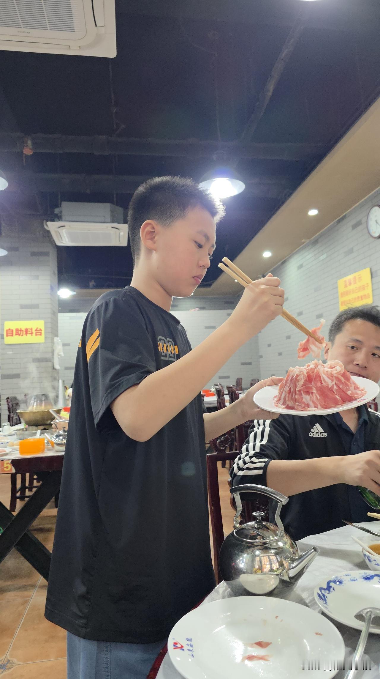 女儿一家明天早上返回青岛，今晚请他们吃传统老火锅……这家店是女儿喜欢的，他们