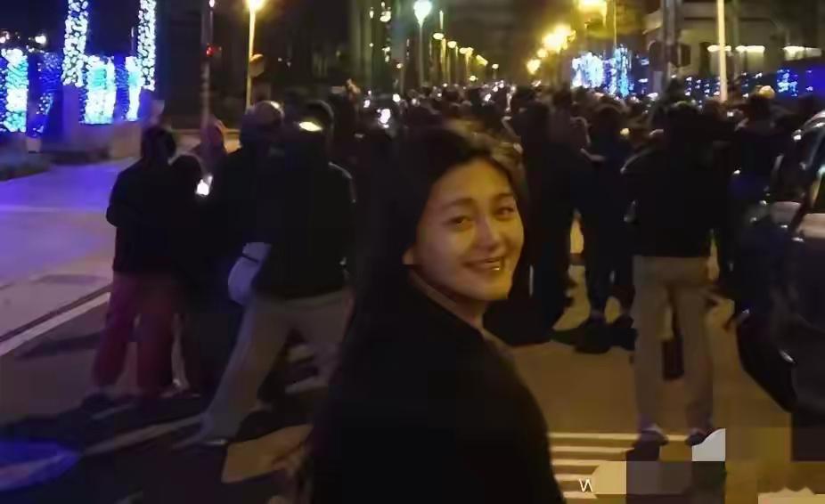 我觉得她在上一段婚姻中是很爱汪的，从她那几年微薄状态可以看出来，然后又和他们共同