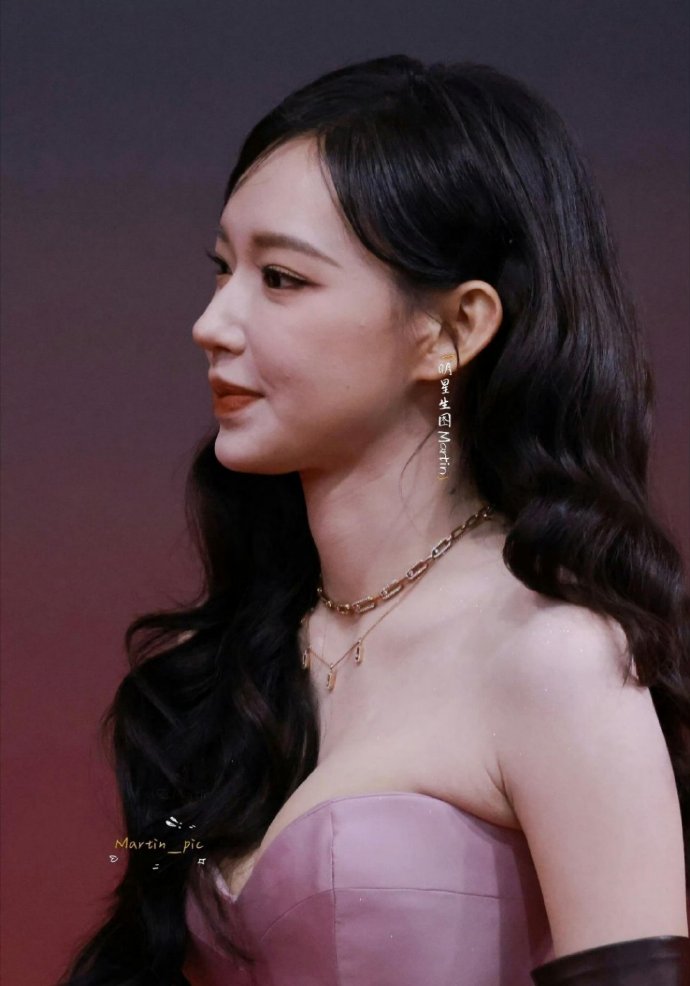 程潇这套抹胸穿上真的太性感了，美呆了！​​​