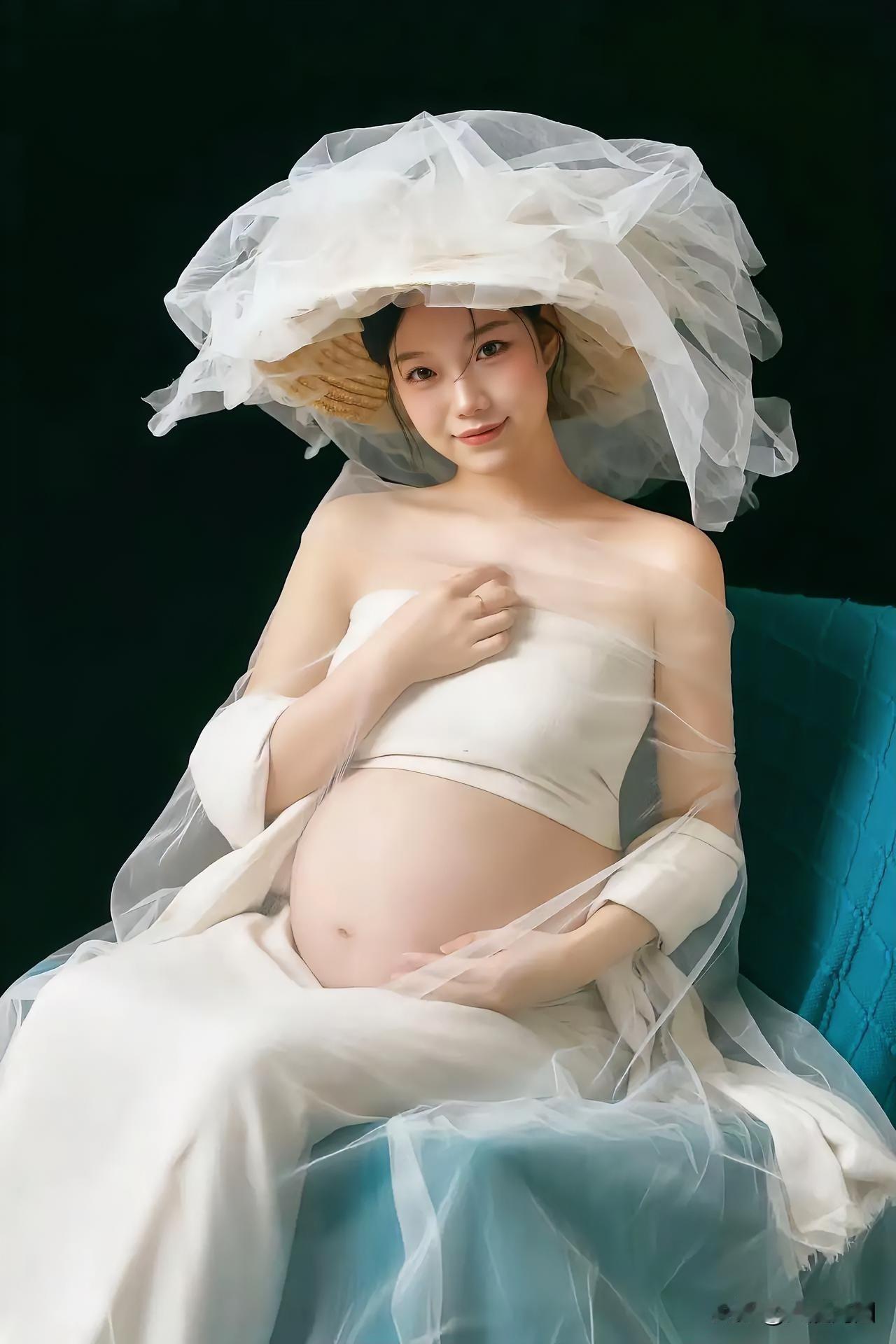 温柔的孕味照中，白色婚纱与透明面纱完美相融，优雅与柔美尽显无遗。童话感孕照浅