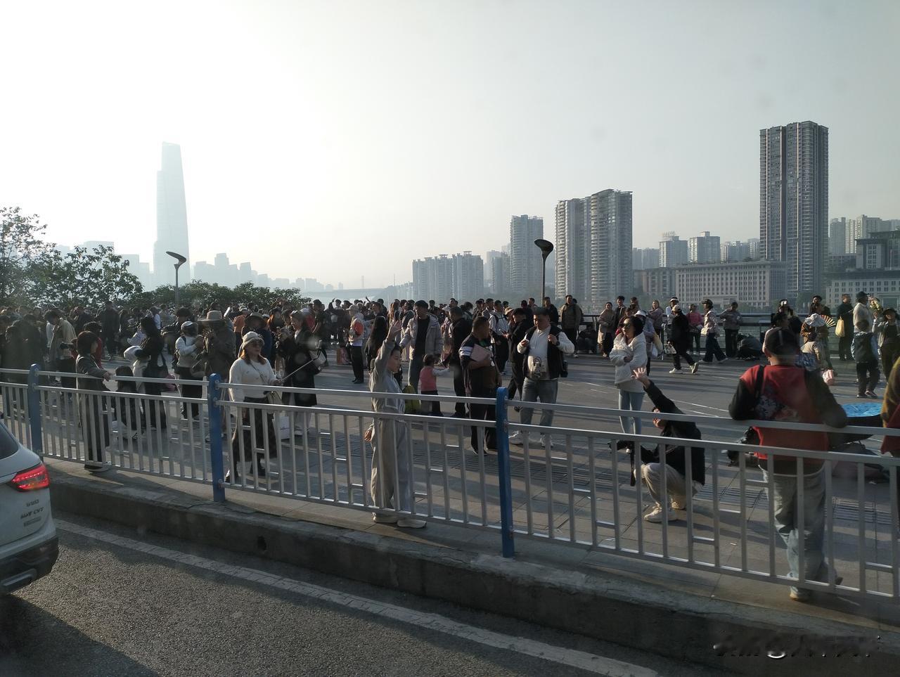 坐车经过李子坝看到很多人在这里打卡，拍摄轨道穿楼，这是最近七年来重庆的网红打卡地