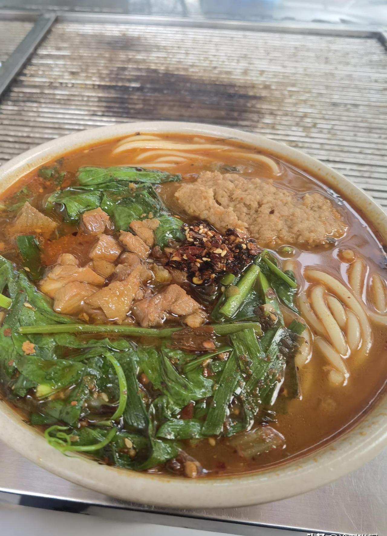 昆明的酸浆米线,可能真的要从菜单上消失了。不是没人吃了,也不是手艺失传了。而