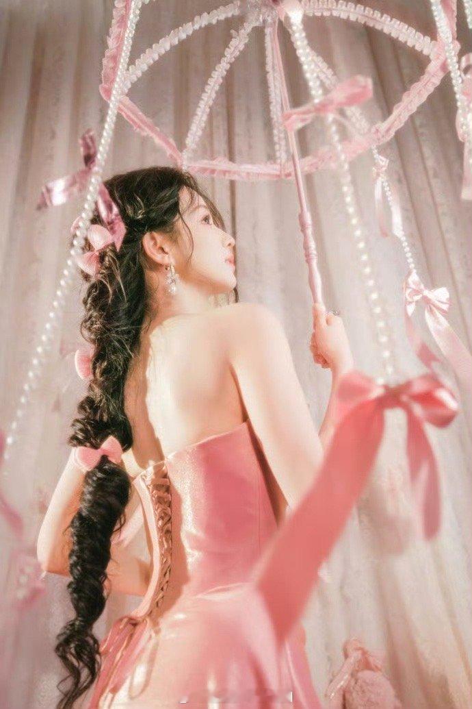 王楚然顶着满头蝴蝶结王楚然把粉色和蝴蝶结驾驭得太完美了！这身造型浪漫又少女，满