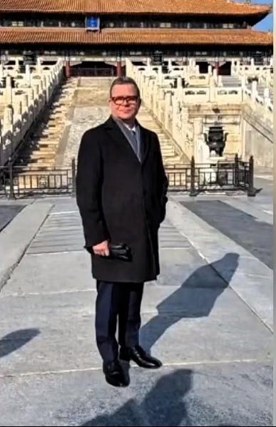 芬兰总理访华逛故宫，一身“莫兰迪”配色太高级了！芬兰总理奥尔波在北京的行程中