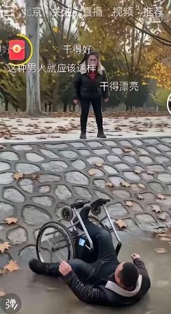 妻子推着半身不遂的丈夫出去遛弯。男人突然回过身，狠狠甩了妻子一个耳光，厉声吼道：